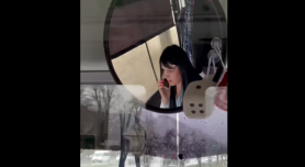 REVOLTĂTOR // Șoferița unui troleibuz, filmată cum vorbește la telefon în timp ce conduce